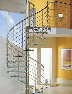 Лестница с стеклянными ступеньками и железными перилами