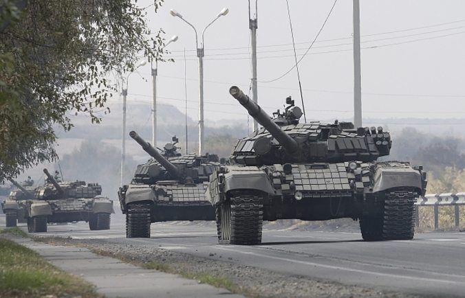 epa04985413 Pro-Russian rebel's tank column drive along a road in the Lugansk region, Ukraine, 20 October 2015. Ukraine and pro-Russian rebels continue to withdraw their guns with a caliber of less than 100 millimeters from the front line in Donetsk and Lugansk areas, in accordance with the Minsk agreement. EPA/ALEXANDER ERMOCHENKO Dostawca: PAP/EPA.