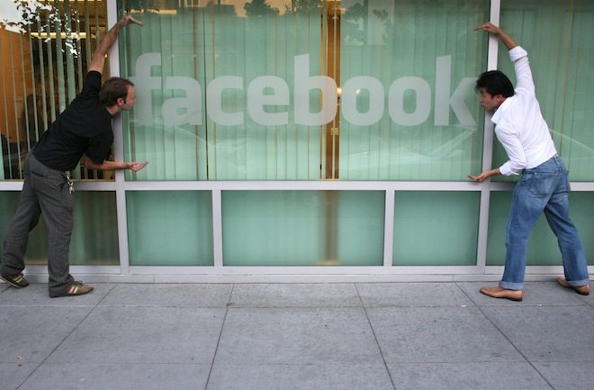facebook-logo-szyba-ludzie-gizm