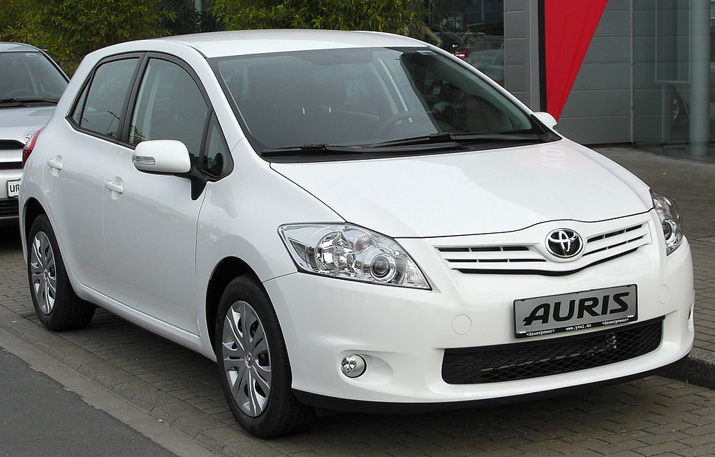 1024px-Toyota_Auris_Facelift_front_20100529
