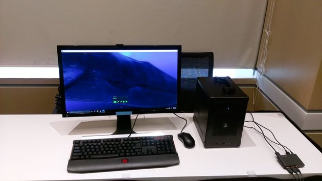 комп'ютер Lian100 на столі