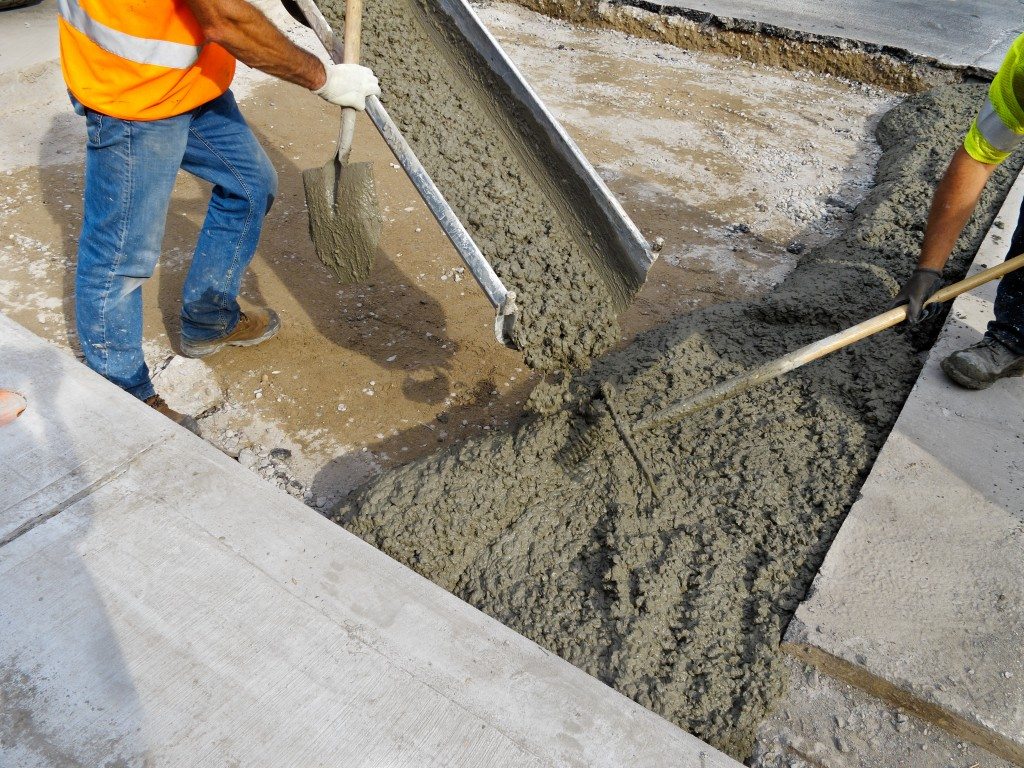 разлив бетона на стройплощадке