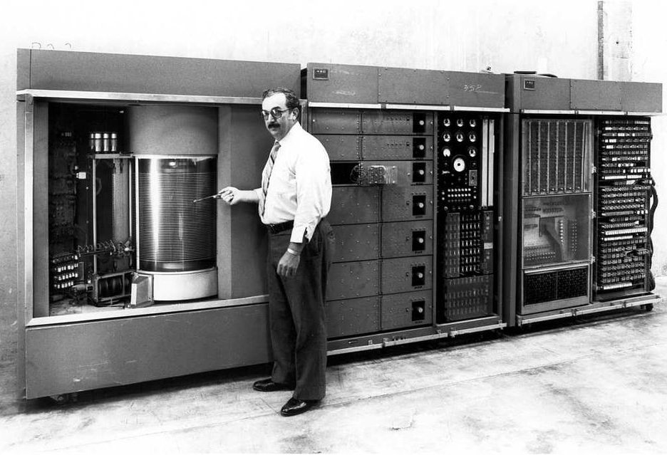 Дисковод IBM 350 состоял из 50 пластин диаметром 24 дюйма - все имело невероятную емкость 5 МБ