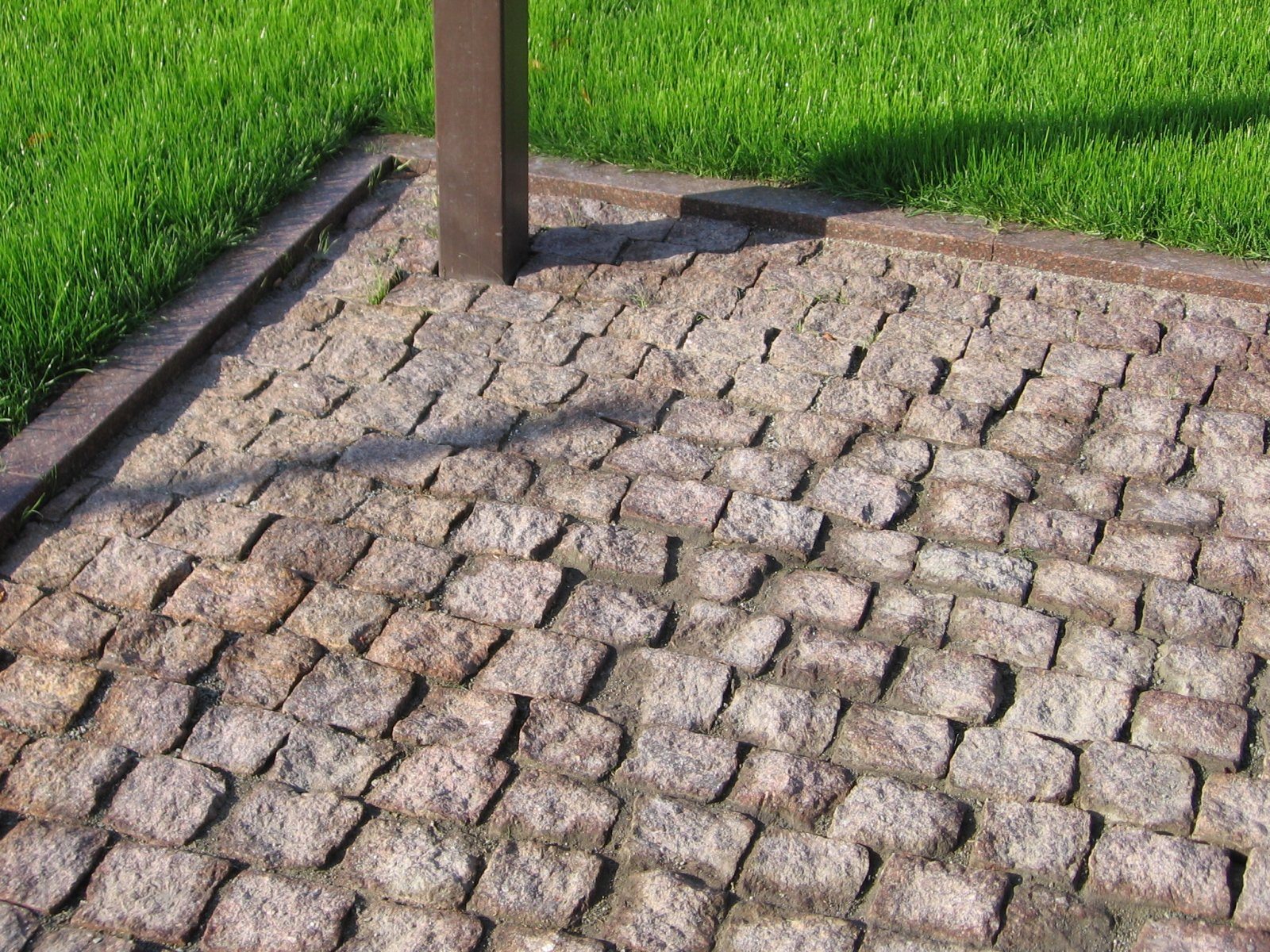 Granite pavers - the material, has not lost relevance