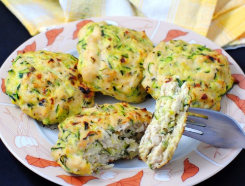 Roasted cutlets of chicken and zucchini