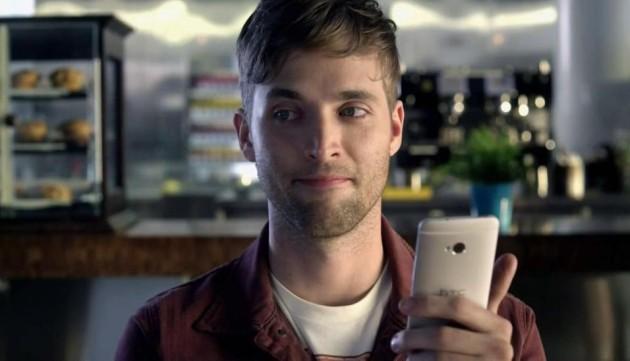 HTC запускает рекламу на своих смартфонах