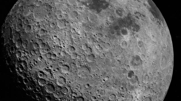 Луна на фоне Земли - съемка с расстояния более 1,5 миллиона километров