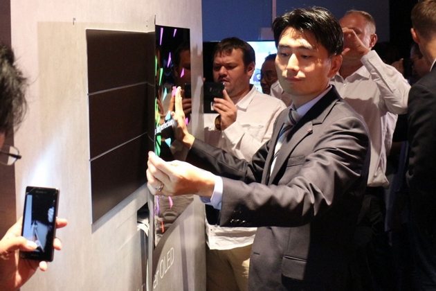 LG делает ставку на OLED. Гибкие телевизоры толщиной меньше 1 милиметра