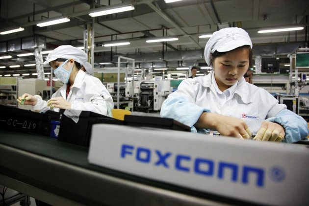 Foxconn не станет полностью роботизованной - „люди все еще главные”