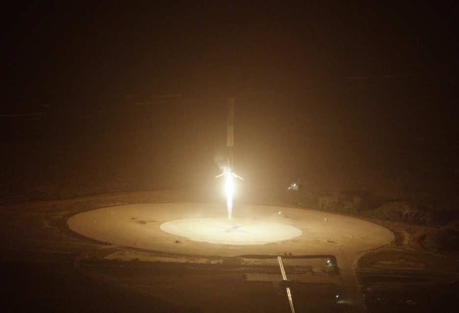 Большой успех SpaceX - ракета благополучно приземлилась