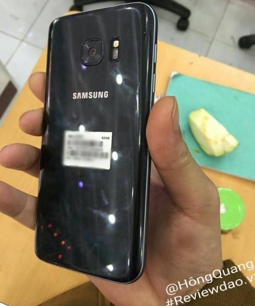 Galaxy S7 on the first photo - Here is the new flagship