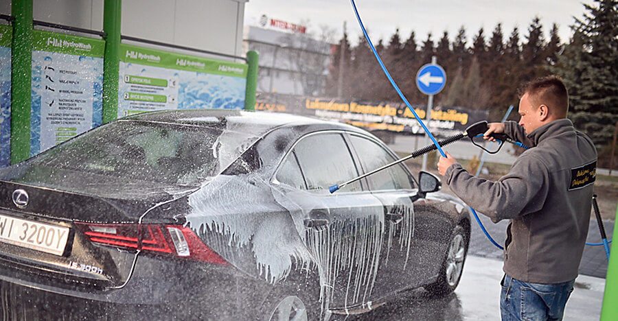 Можно ли мыть автомобиль на автомойке бесконтактным методом?