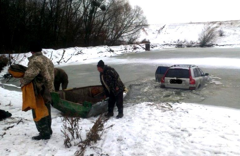 Возле Житомира Volvo попал под лёд
