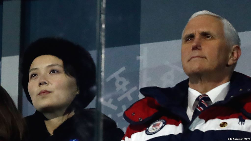 Вице-президент США Майк Пенс (справа) и Ким Ё Чжон, сестра северокорейского лидера, на Олимпийском стадионе. Пхенчхан, 9 ақпан 2018 жылдың.