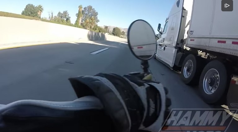 Мотоциклист обманул судьбу удачно улизнув из под колес грузовика. Бейне