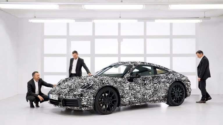 Культовый спортивный автомобиль Porsche 911 нового поколения 992 будет предложен в гибридной модификации