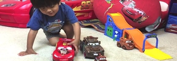 6-летний стал миллионером. На YouTube рецензирует игрушки