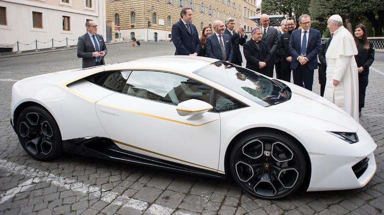 Pope auctioned Lamborghini Huracan - give money to needy