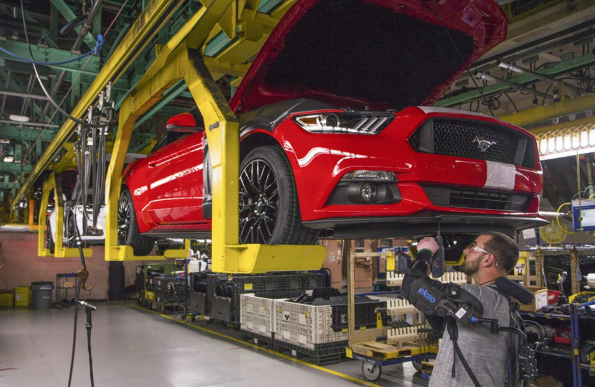 Компания Ford повысила производительность труда благодаря использованию экзоскелетов