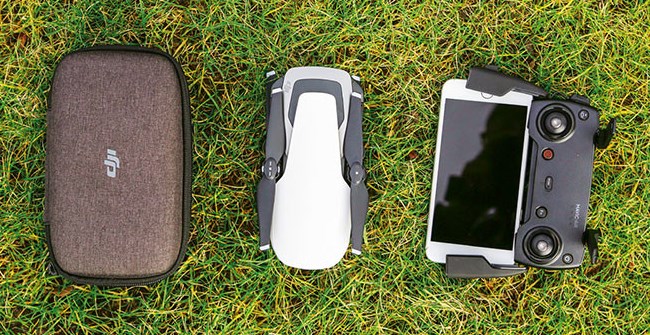 DJI Mavic Air после складывания не намного больше, чем iPhone 8 Plus, который справа прикреплен к пульту дистанционного управления. Транспортировочная коробка для дрона поместиться практически в каждом кармане.