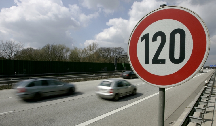 На автобанах в Германии появиться ограничение скорости
