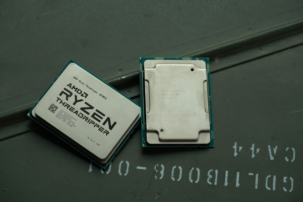Intel Xeon В-3175X и AMD Ryzen Threadripper 2970WX (фото: PCWorld)
