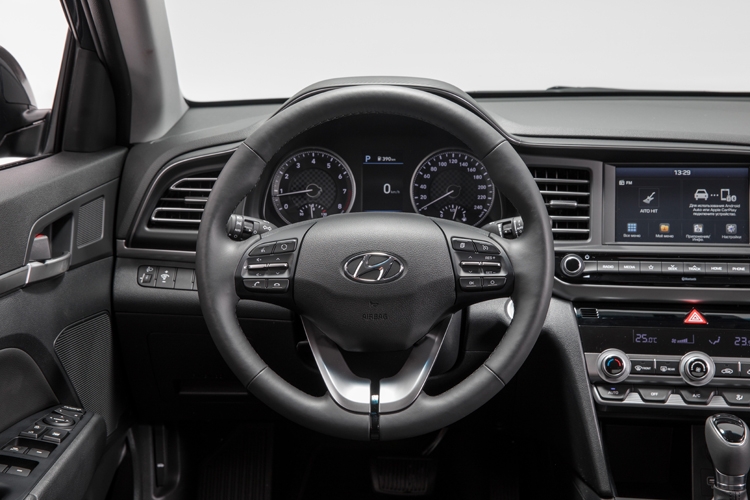 Обновлённый седан Hyundai Elantra дебютировал в России по цене от 1 049 000 рублей