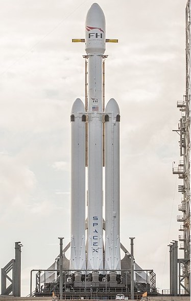 Falcon Heavy на платформе LC-39A в Космическом Центре Дж.Ф. Кеннеди во Флориде