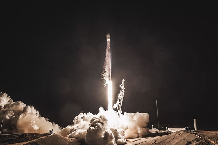 Илон Маск показал 60 готовых к запуску интернет-спутников SpaceX