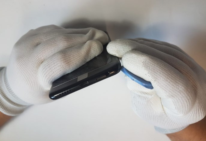  Демонтаж крышки батарейного отсека на телефоне Huawei P Smart