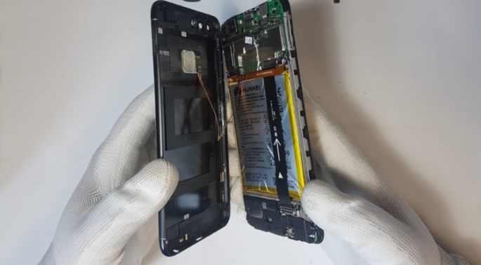Battery cover compartment on Huawei P Smart phone