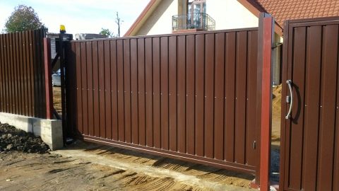 Features the gate of corrugated board