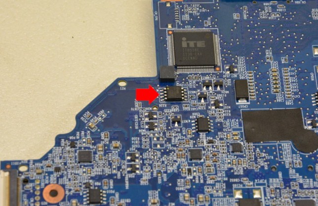 Микросхема BIOS на материнской плате ноутбука