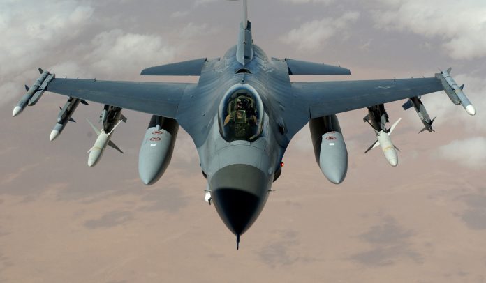 Военный эксперт назвал существенные различия между МиГ-29 и F-16/>OPERATION IRAQI FREEDOM - F-16 Fighting Falcon flies mission в skies near Iraq на 22 марта. Польша и Словакия передадут Украине самолеты МиГ-29, но для победы над Россией наше государство нуждается в американских F-16. Дело в том, что между ними есть принципиальная разница.</p>
<p>Она заключается в том, что советские МиГ-29 являются исключительно истребителями. Об этом 24 Канала рассказал военный эксперт Павел Нарожный. Что известно о советских МиГ-29 Следовательно, МиГ-29, прежде всего, <strong>предназначены для воздушного боя с другими самолетами</strong>. Кроме того, истребитель никак не развивался с начала 1980-х годов, то есть вся авионика этих самолетов устарела, а точность радаров не идет в сравнение с американскими F-16.</p>
<p>“ strong>очень заметен на радарах. Он имеет 2 огромных двигателя, которые шумят, из них идет много дыма, есть большое тепловое пятно. То есть этот самолет очень легко сбить, – сообщил военный эксперт. это <strong>многоцелевой и крупноузловой самолет</strong>, который задуман как платформа для модификаций. Более того, от своего создания он уже прошел 7 модификаций.</p>
<p>То, что F-16 является многоцелевым, позволяет применять его для различных задач. Условно, если у него есть задача уничтожить определенный опорный пункт кафиров, а на пути ему попадается вражеский истребитель, то он может изменить задачу – ликвидировать самолет противника и вернуться к предыдущему курсу.</p>
<p class=