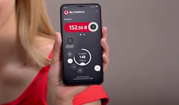 В Vodafone запустили новую услугу, которая блокирует номера мошенников<p/> Один из крупнейших мобильных операторов Украины, Vodafone, постоянно радует своих абонентов различными новыми услугами, а также акциями, разрешающими украинцам экономить. Однако на этот раз на официальном сайте мобильного оператора появилась информация о том, как защитить себя и своих родных от мошенников, которые звонят из неизвестных номеров.</p><div class=