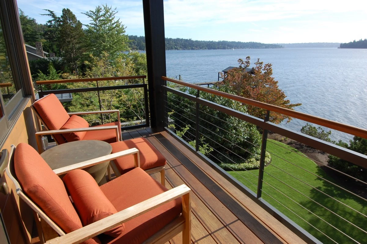 Нужен ли балкон в загородном доме?
