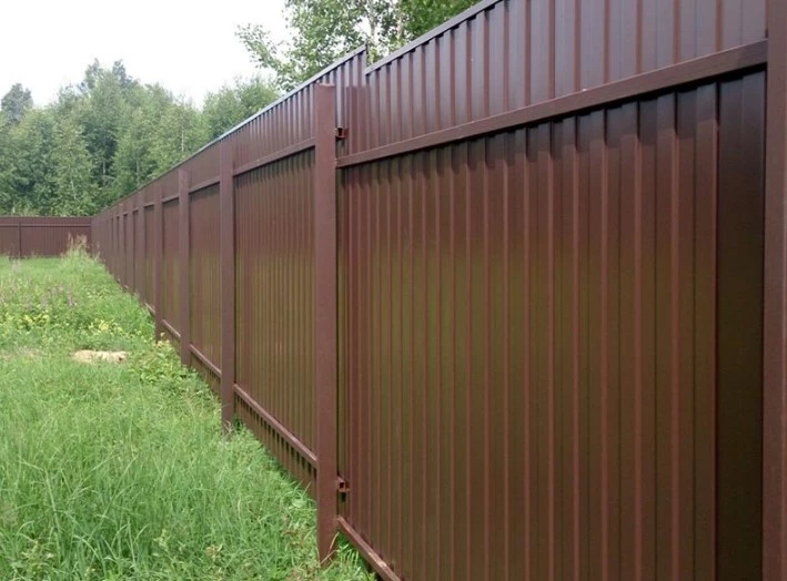 Corrugated fence: noise protection, dust and prying eyes