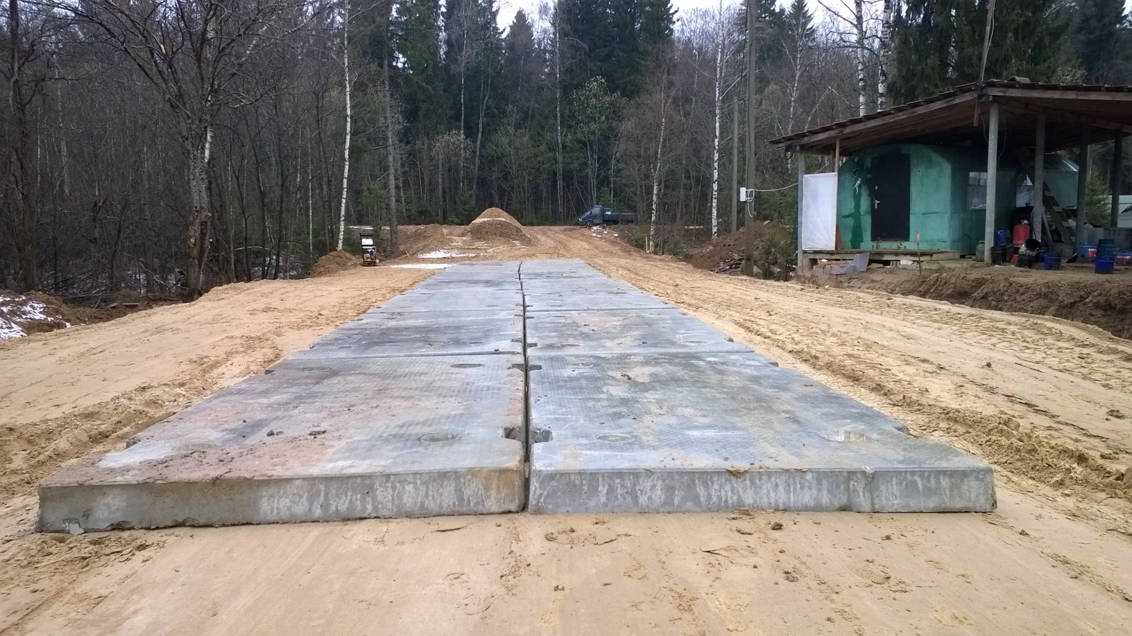 Economic benefit of using road slabs. Road slabs under construction